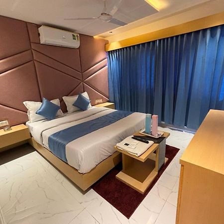 Hotel Phoniex Ahmedabad Ngoại thất bức ảnh