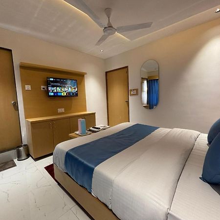Hotel Phoniex Ahmedabad Ngoại thất bức ảnh