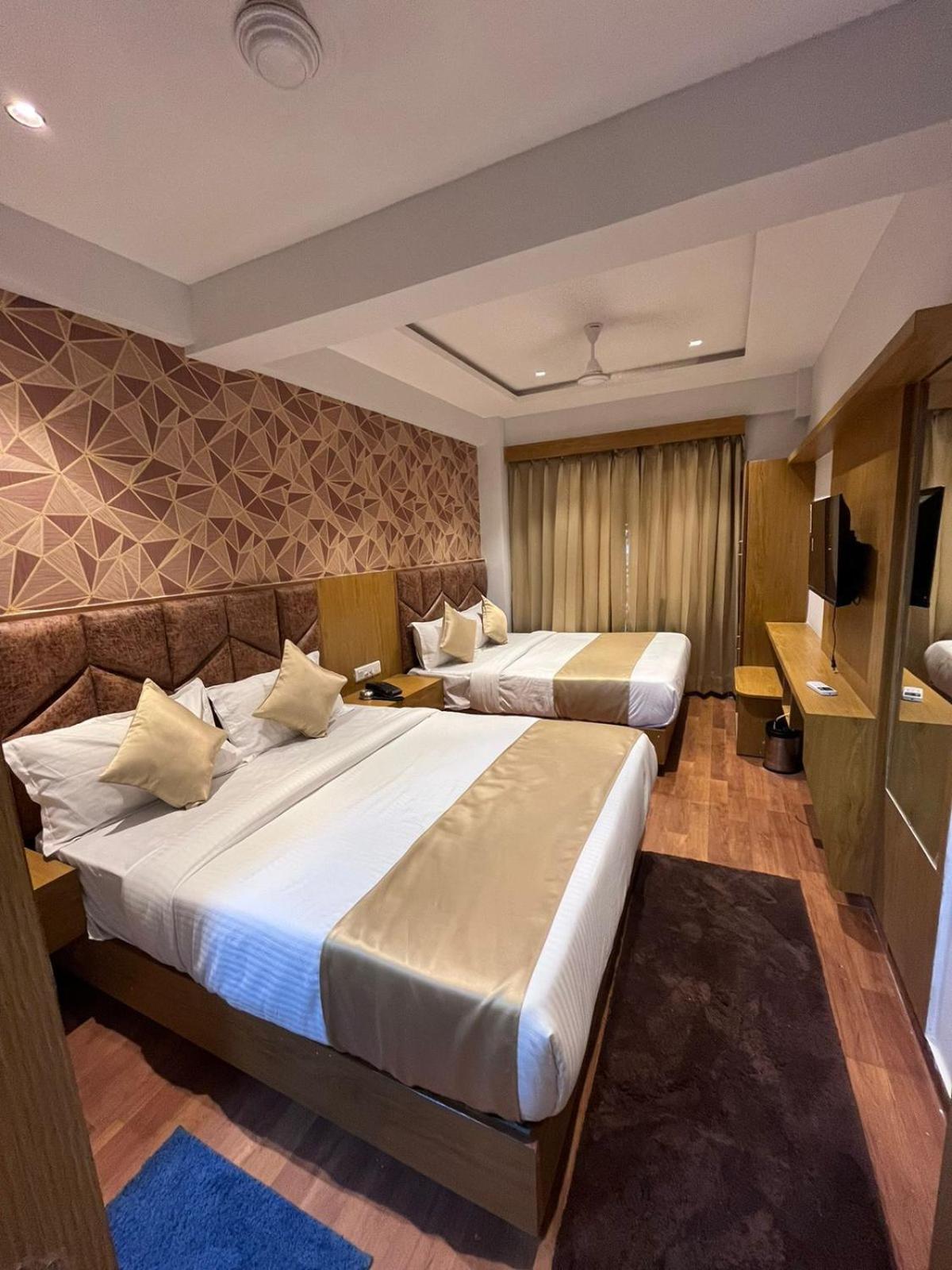 Hotel Phoniex Ahmedabad Phòng bức ảnh