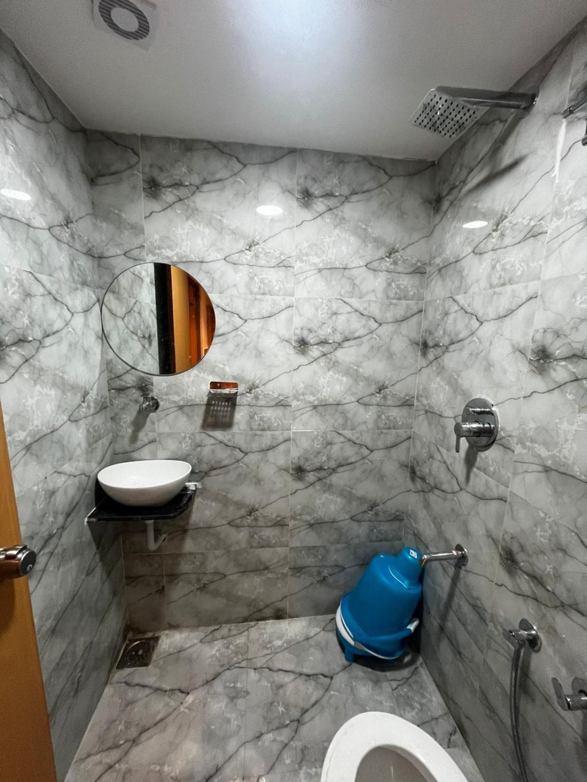 Hotel Phoniex Ahmedabad Ngoại thất bức ảnh