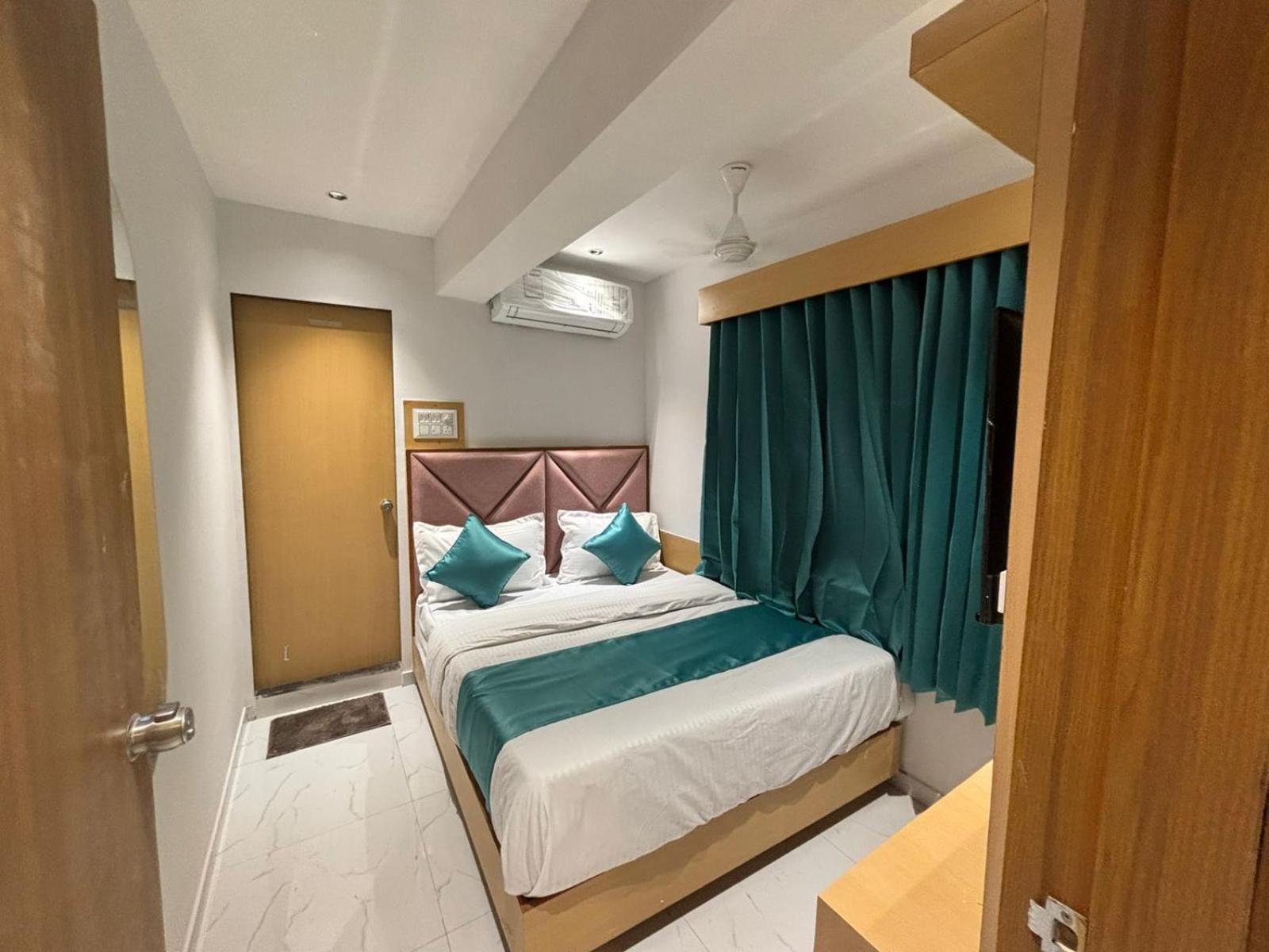 Hotel Phoniex Ahmedabad Ngoại thất bức ảnh