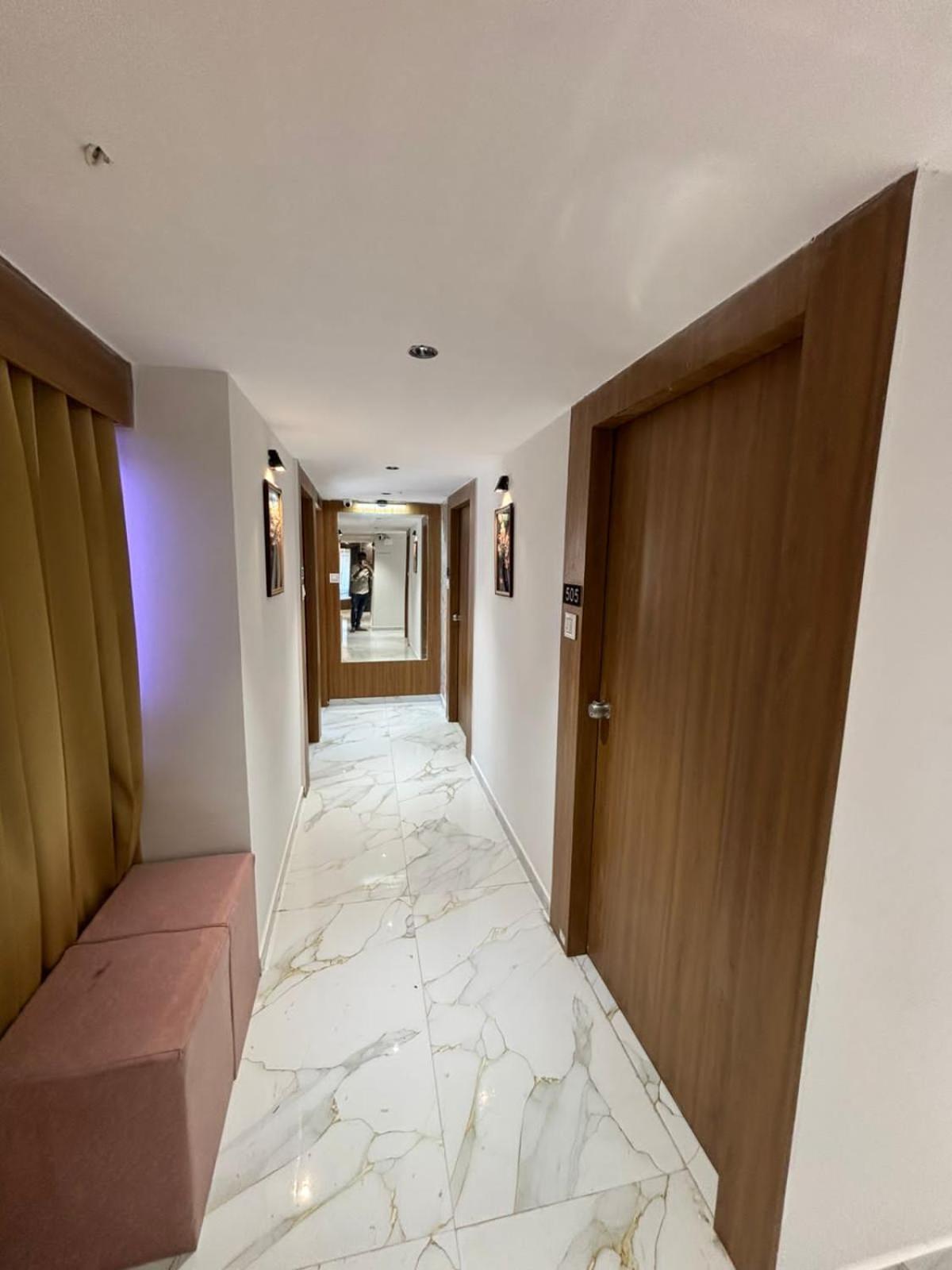 Hotel Phoniex Ahmedabad Ngoại thất bức ảnh