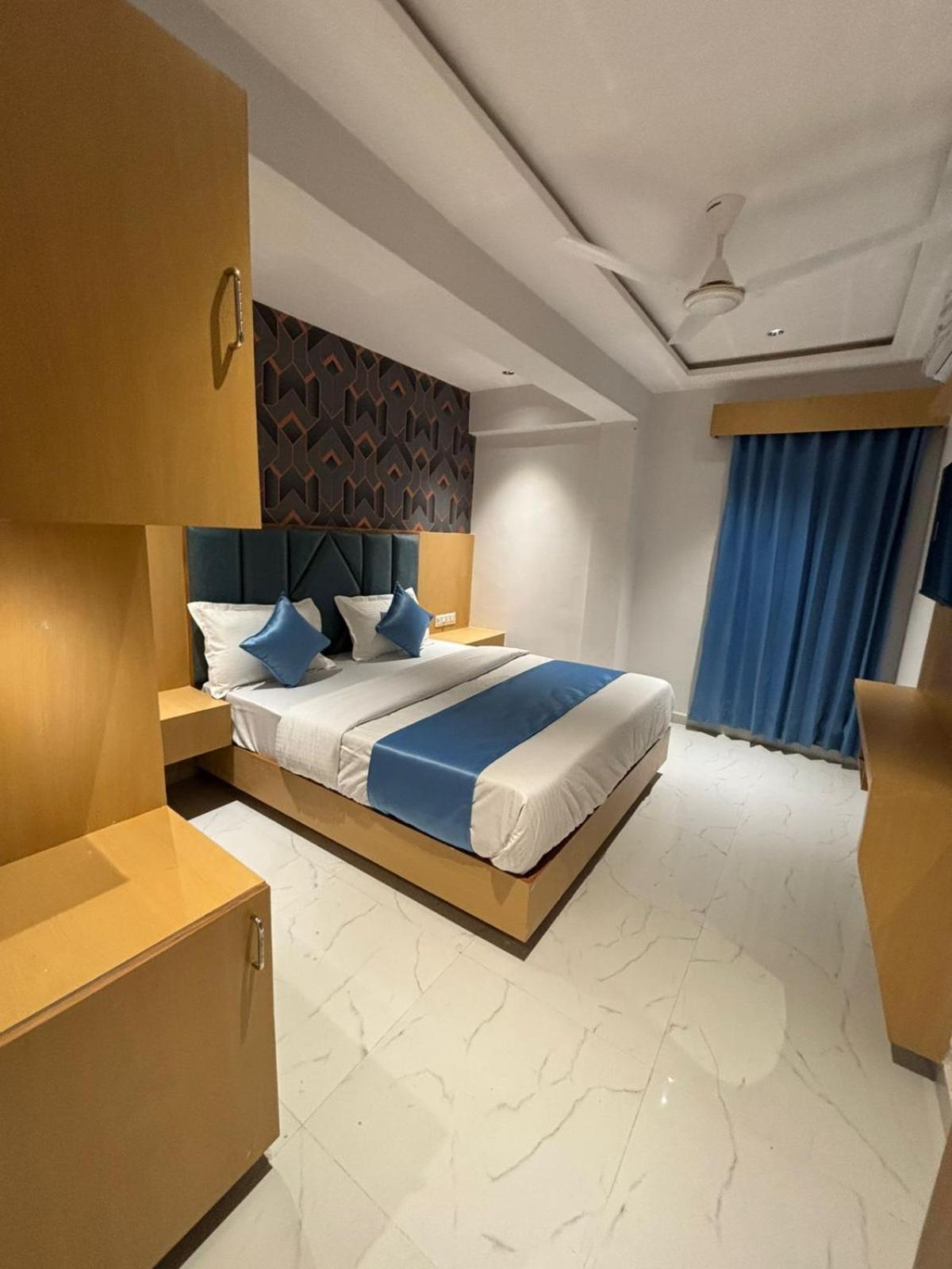 Hotel Phoniex Ahmedabad Ngoại thất bức ảnh