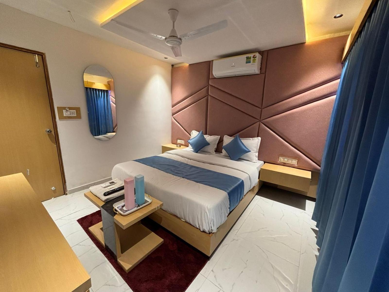 Hotel Phoniex Ahmedabad Ngoại thất bức ảnh