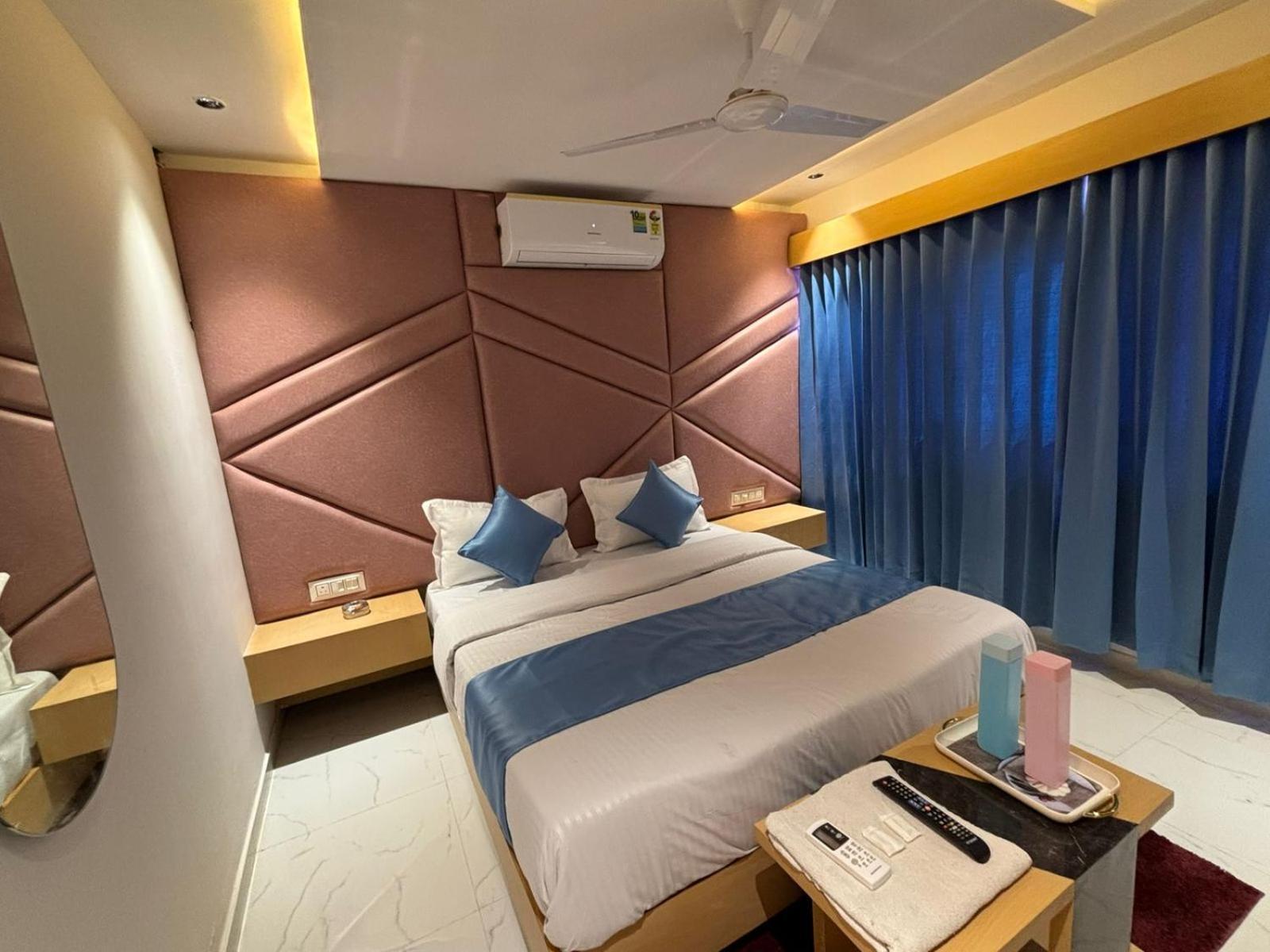Hotel Phoniex Ahmedabad Ngoại thất bức ảnh