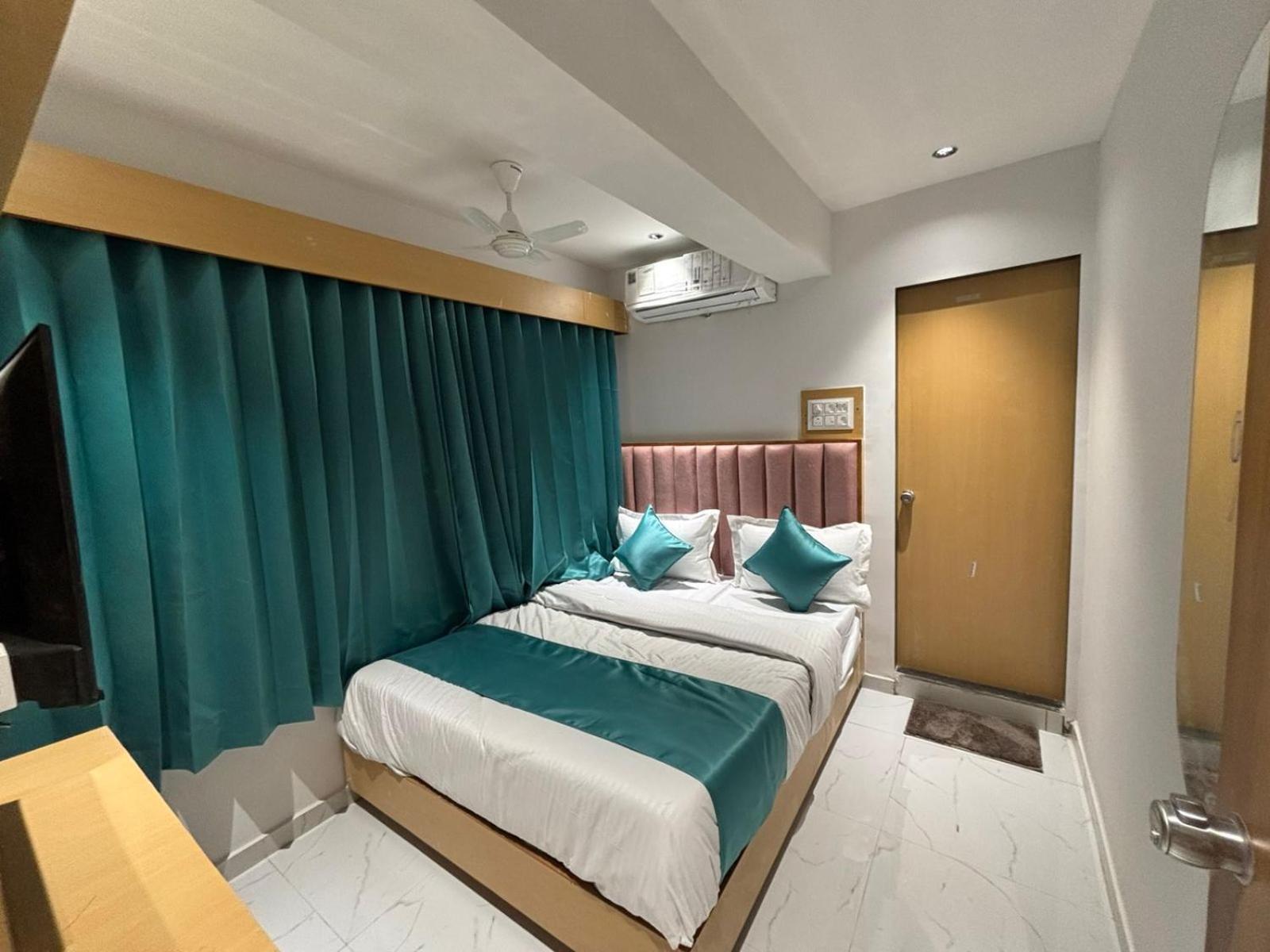 Hotel Phoniex Ahmedabad Ngoại thất bức ảnh