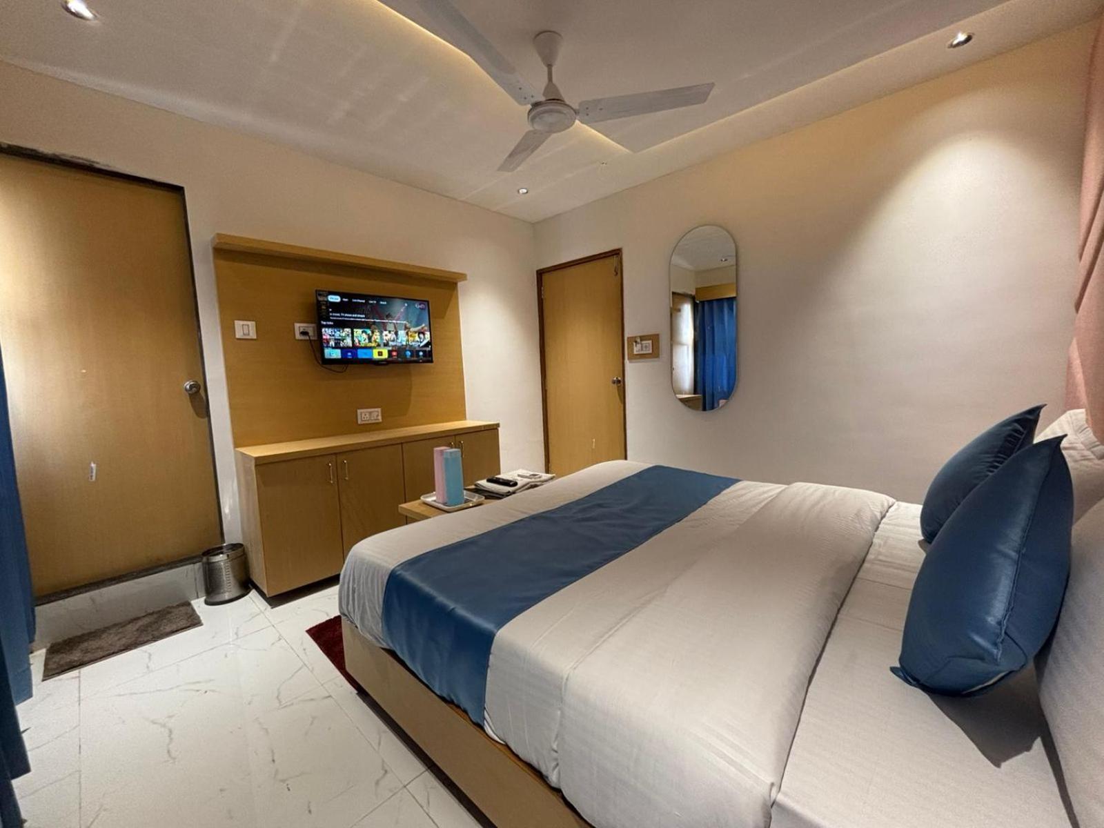 Hotel Phoniex Ahmedabad Ngoại thất bức ảnh