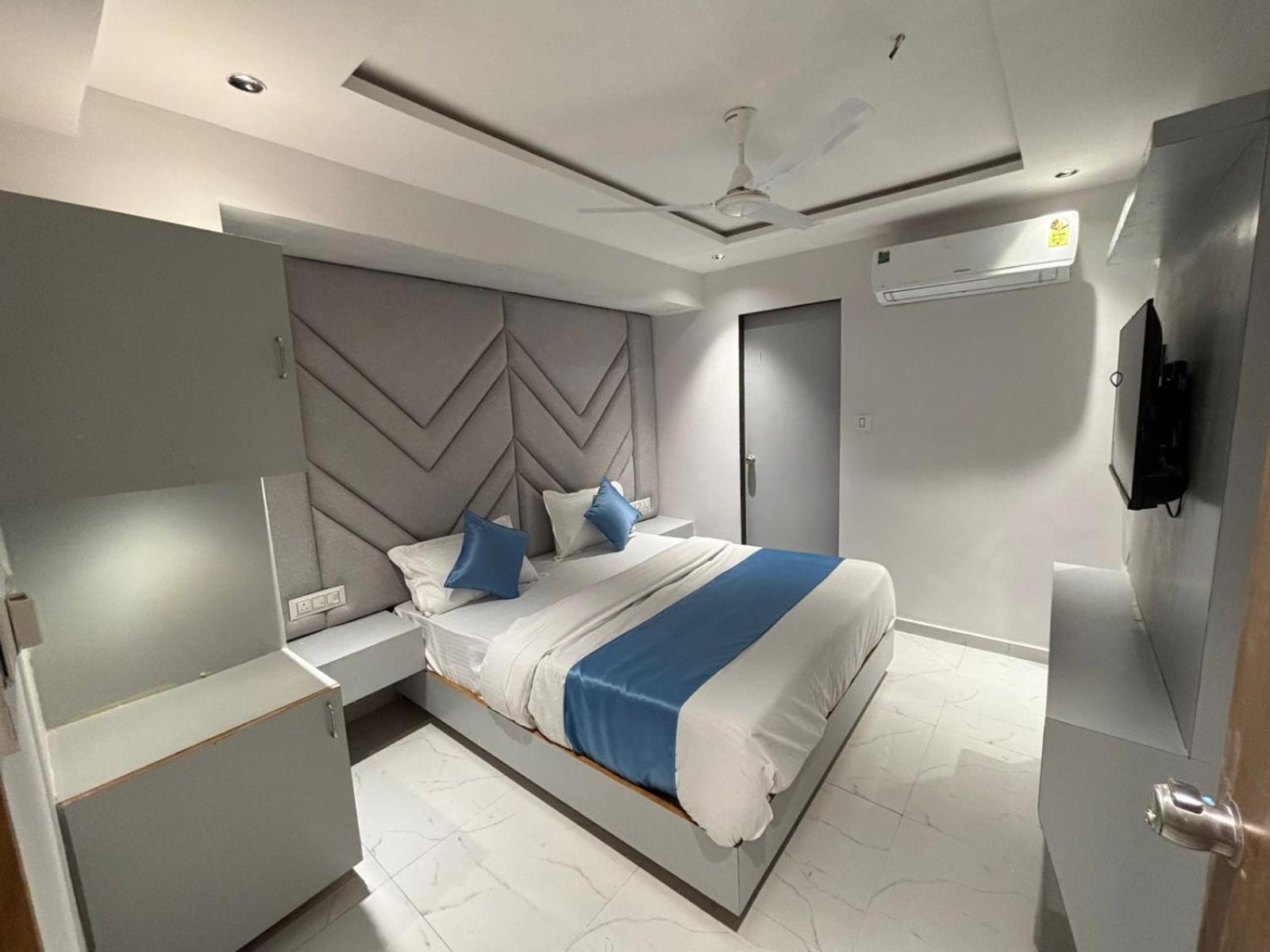 Hotel Phoniex Ahmedabad Ngoại thất bức ảnh