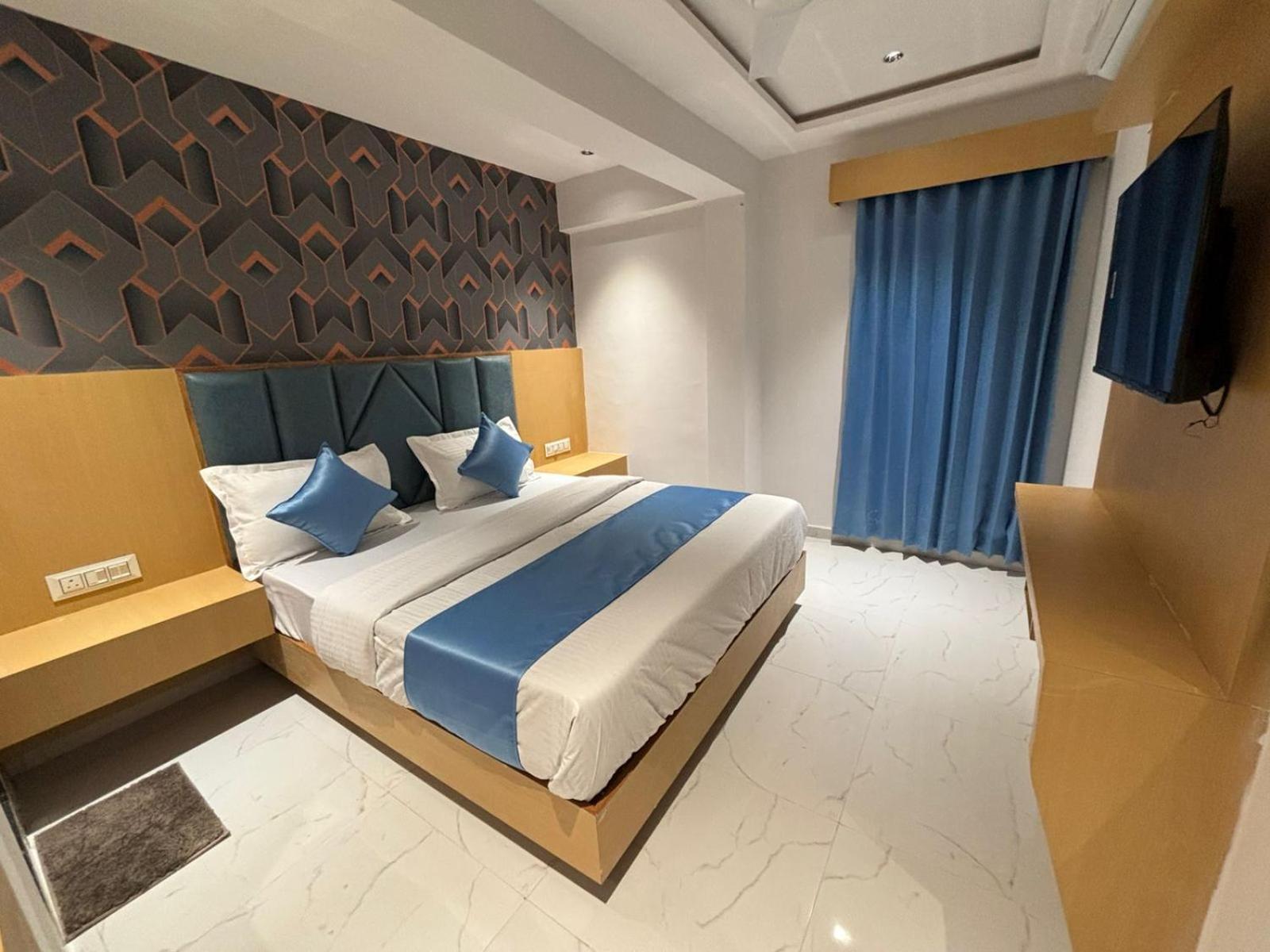 Hotel Phoniex Ahmedabad Ngoại thất bức ảnh